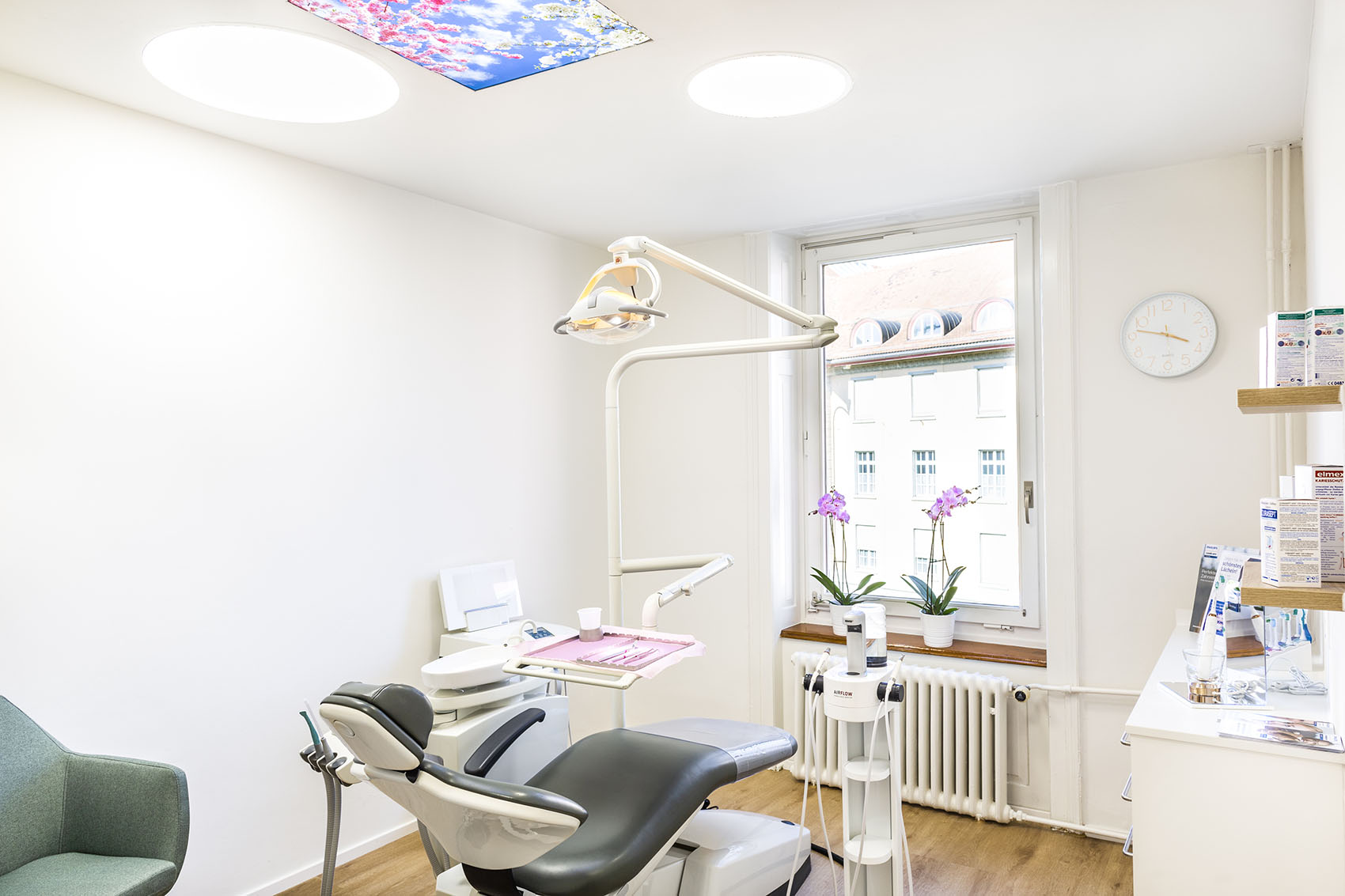 Erstes Zahnarzt Behandlungszimmer